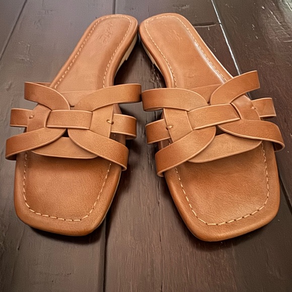 Universal Thread Tan Sandals - Picture 1 of 4